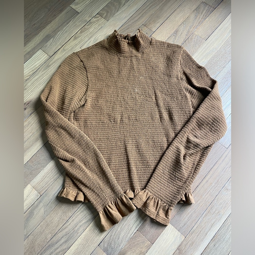 Turtle neck with ruffle detail